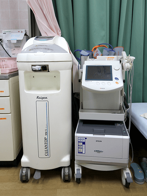 内視鏡洗浄機(左)／血圧・脈波測定器（右）